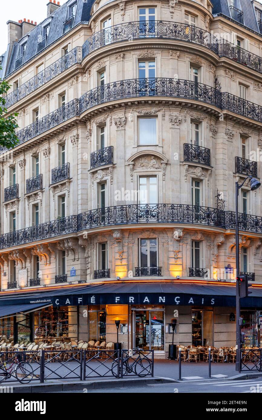 Serata al Cafe Francais adiacente a Place de la Bastille, quarto arrondissement, Parigi, Francia Foto Stock