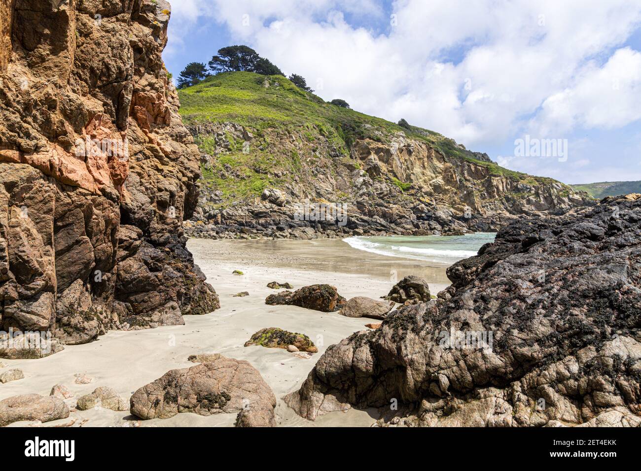 Formazioni rocciose nella baia di Petit Bot sulla splendida costa sud e aspra di Guernsey, Isole del canale UK Foto Stock