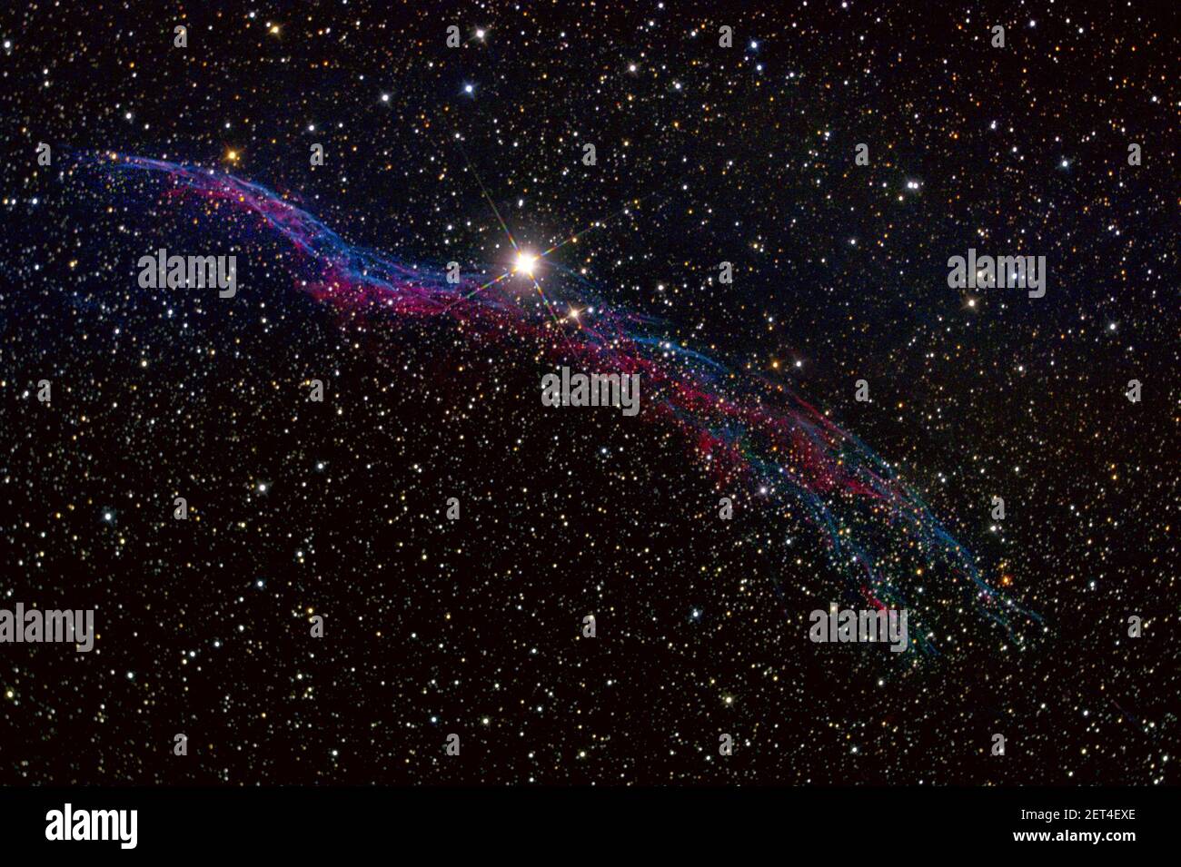 Un cielo con numerose stelle luminose e colorato Veil Nebula Foto Stock