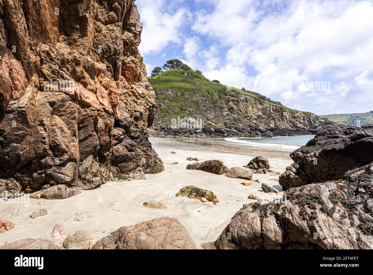 Formazioni rocciose nella baia di Petit Bot sulla splendida costa sud e aspra di Guernsey, Isole del canale UK Foto Stock