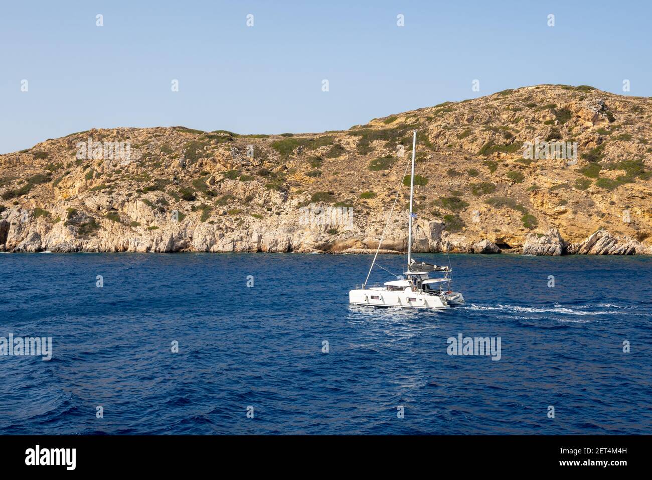 IOS, Grecia - 26 settembre 2020: Catamarano che naviga sul Mar Egeo vicino all'Isola di iOS in Grecia. Foto Stock
