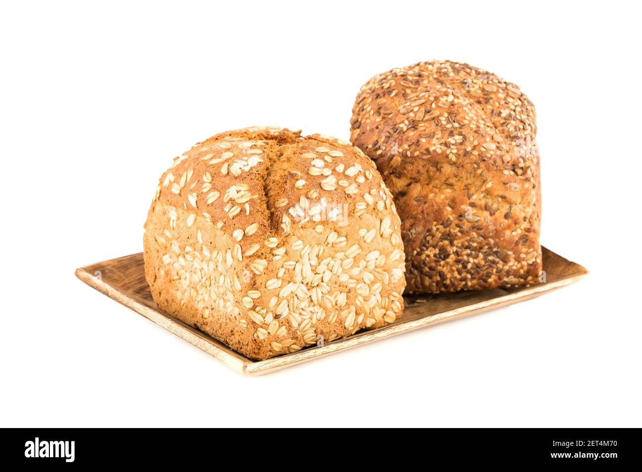 Grappoli di pane integrale con semi e avena su vassoio di legno isolato su sfondo bianco. Foto Stock