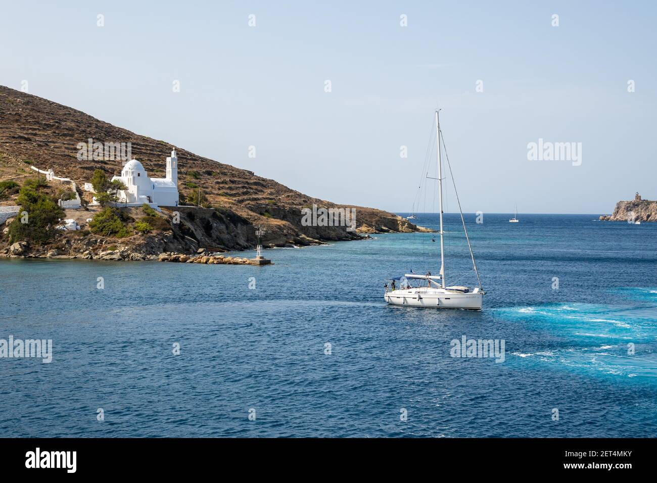 IOS, Grecia - 26 settembre 2020: Yacht a vela sul Mar Egeo vicino Isola di iOS in Grecia. Foto Stock