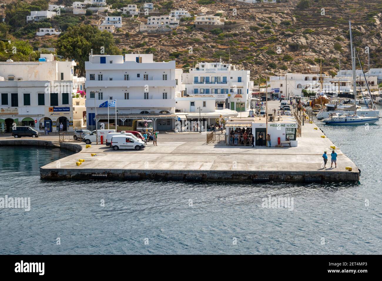 IOS, Grecia - 26 settembre 2020: Vista della città e del porto dell'isola di iOS. Isole CICLADI, Grecia Foto Stock
