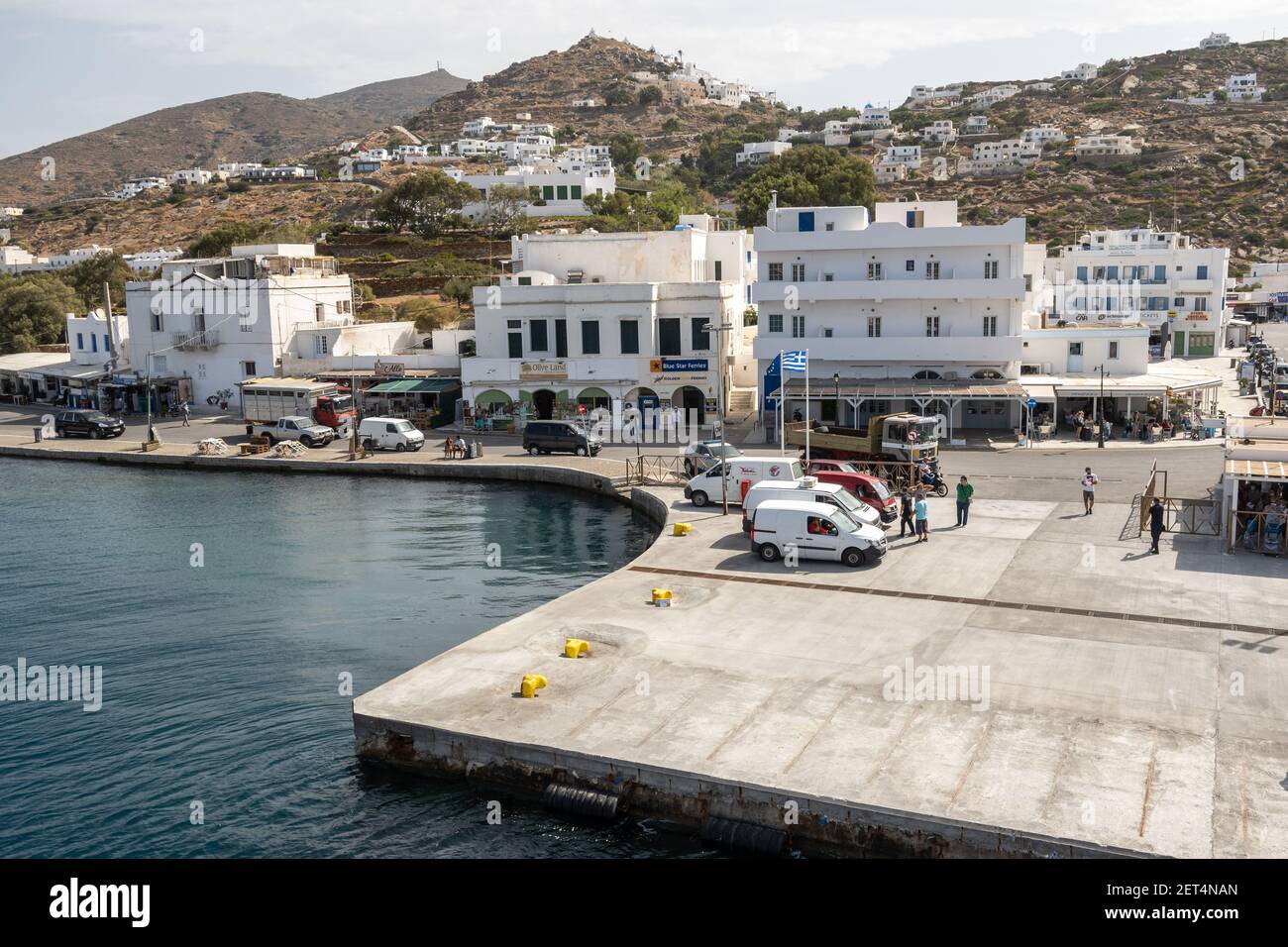 IOS, Grecia - 26 settembre 2020: Vista della città e del porto dell'isola di iOS. Isole CICLADI, Grecia Foto Stock
