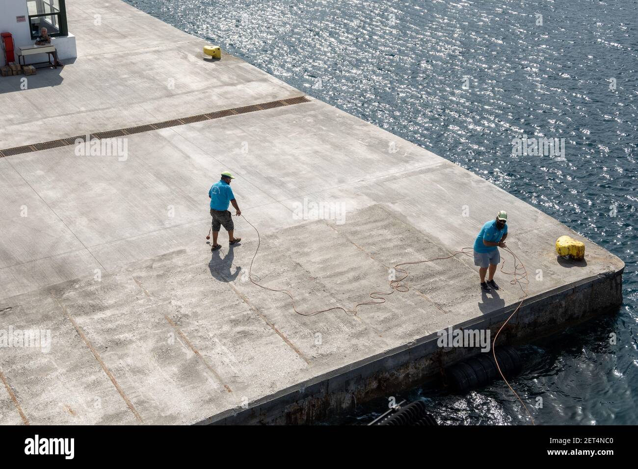 IOS, Grecia - 26 settembre 2020: Lavoratori portuali con corda nel porto di iOS. CICLADI, Grecia Foto Stock