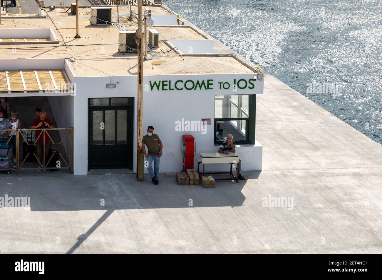 IOS, Grecia - 26 settembre 2020: Benvenuti a iOS - l'iscrizione che accoglie i turisti nel porto dell'Isola di iOS. CICLADI, Grecia Foto Stock