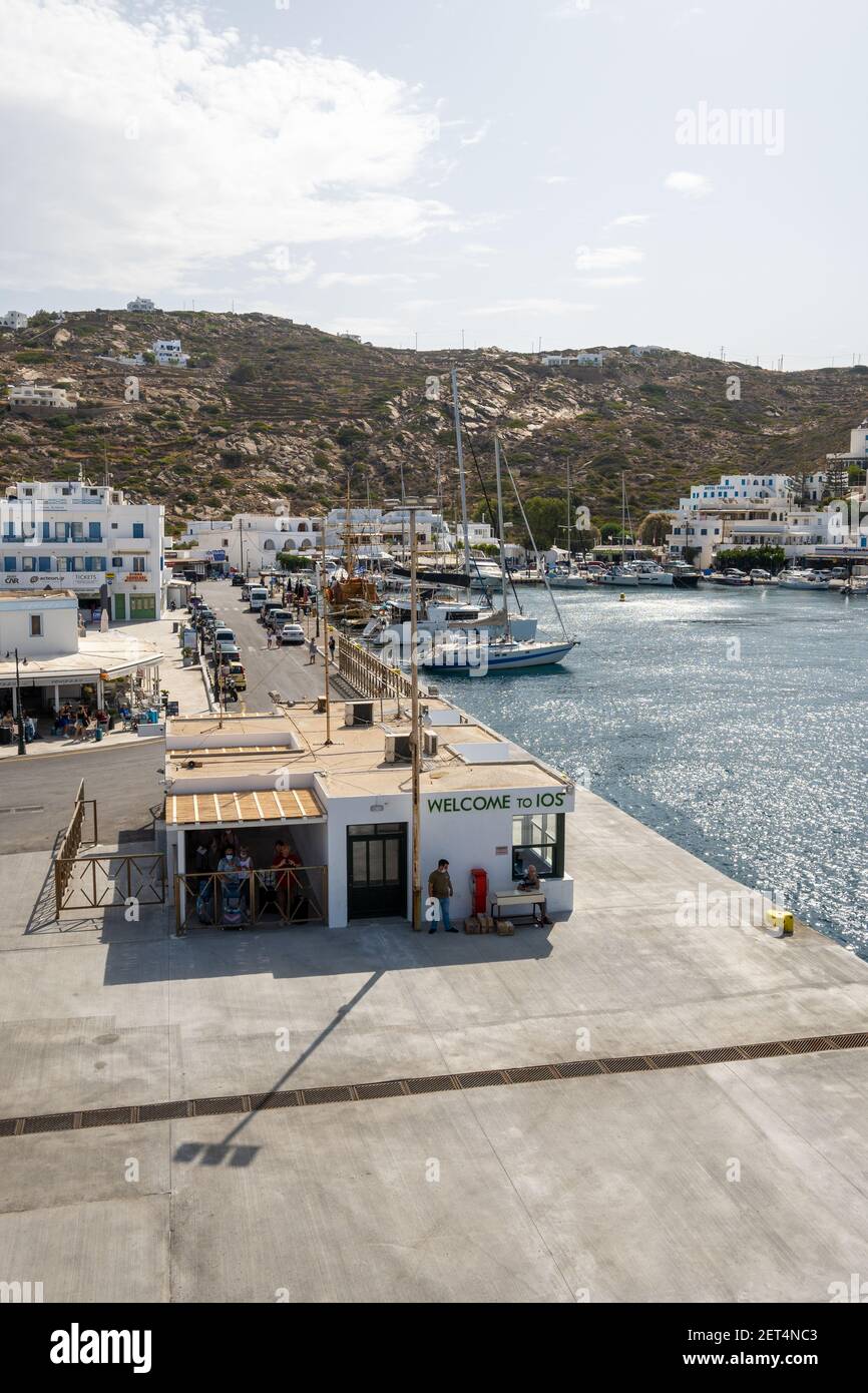 IOS, Grecia - 26 settembre 2020: IOS, Grecia - 26 settembre 2020: Porto di iOS, un'isola greca nel gruppo delle Cicladi nel Mar Egeo Foto Stock