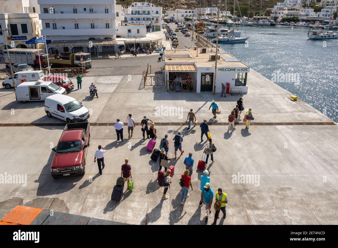 IOS, Grecia - 26 settembre 2020: Turisti a bordo del traghetto nel porto dell'isola di iOS. CICLADI, Grecia. Foto Stock