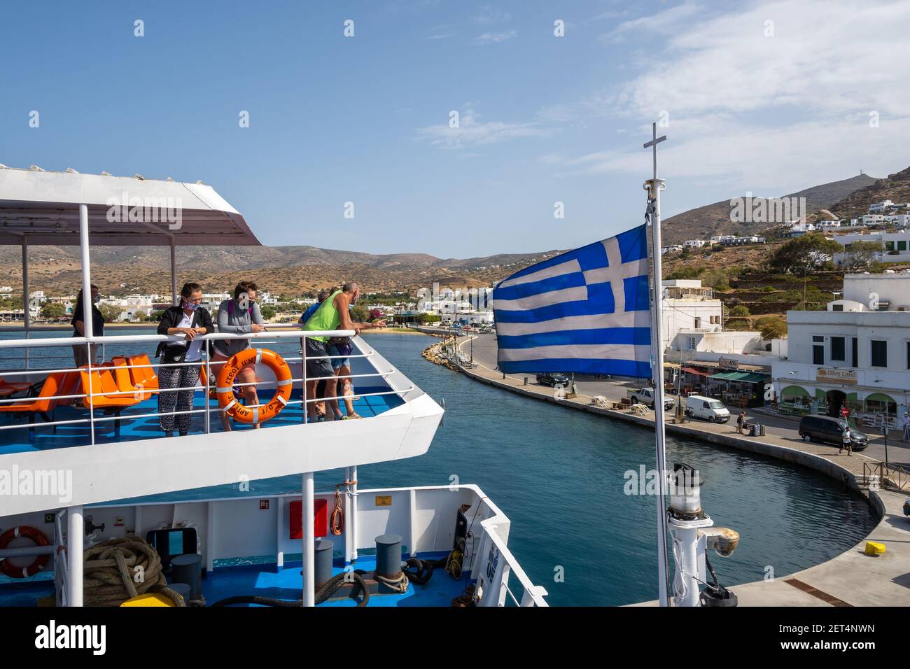 IOS, Grecia - 26 settembre 2020: Traghetto ormeggiato sul lungomare dell'isola di iOS. Turisti sul ponte. CICLADI, Grecia Foto Stock