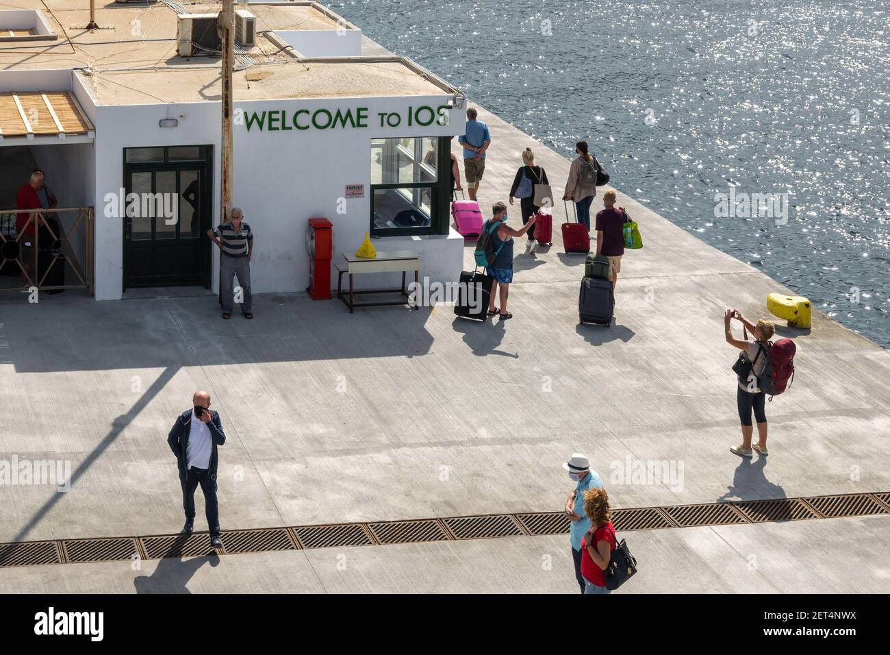 IOS, Grecia - 26 settembre 2020: Turisti sul lungomare nel porto dell'isola di iOS. CICLADI, Grecia. Foto Stock