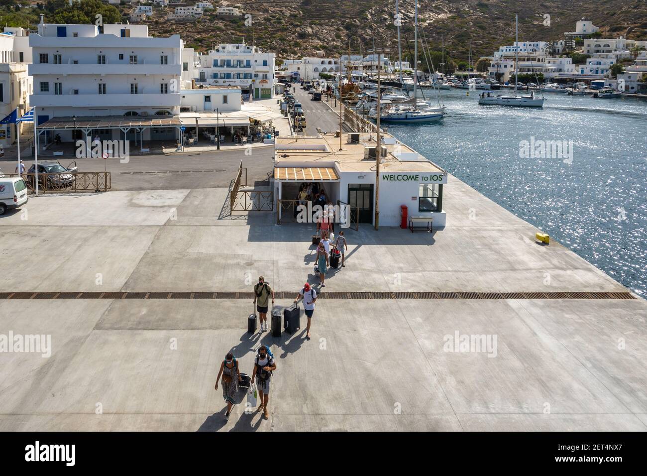 IOS, Grecia - 26 settembre 2020: Turisti a bordo del traghetto nel porto dell'isola di iOS. CICLADI, Grecia. Foto Stock