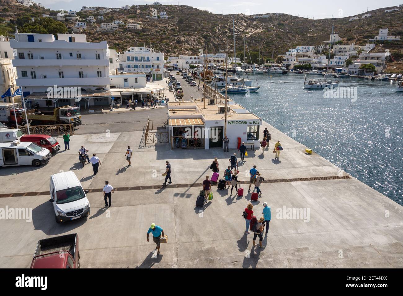 IOS, Grecia - 26 settembre 2020: Turisti a bordo del traghetto nel porto dell'isola di iOS. CICLADI, Grecia. Foto Stock