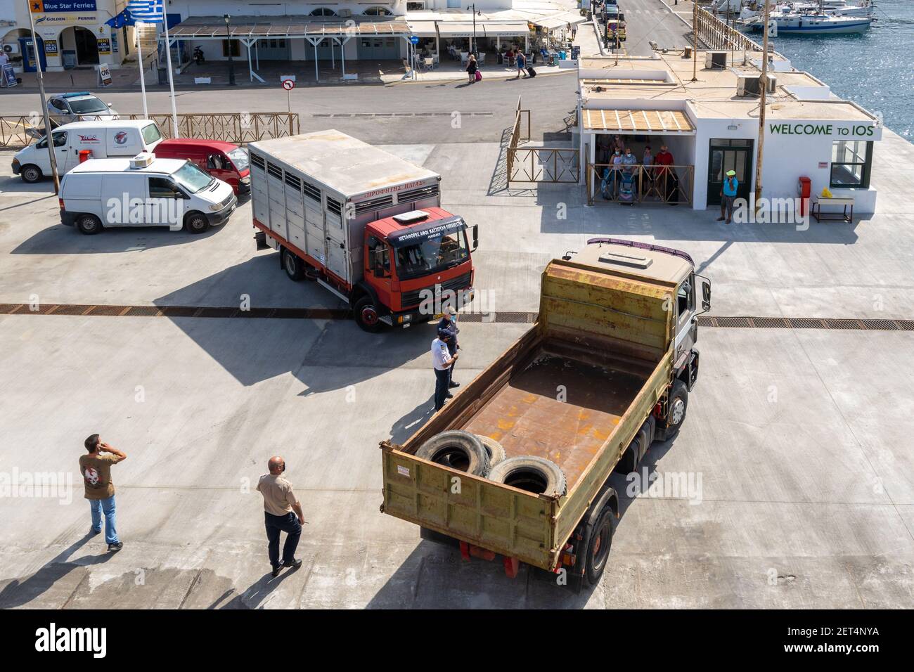 IOS, Grecia - 26 settembre 2020: Camion che salpano sul traghetto nel porto dell'isola di iOS. CICLADI, Grecia. Foto Stock
