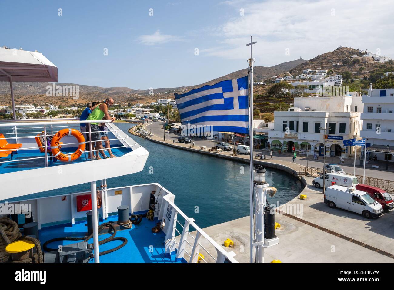 IOS, Grecia - 26 settembre 2020: Traghetto ormeggiato sul lungomare dell'isola di iOS. Turisti sul ponte. CICLADI, Grecia Foto Stock