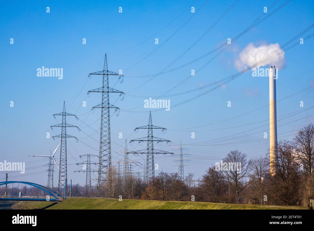 Molti piloni elettrici ad alta tensione e linee elettriche vicino alla centrale di rifiuti-energia RWE Generation se, Karnap, Essen, Germania Foto Stock