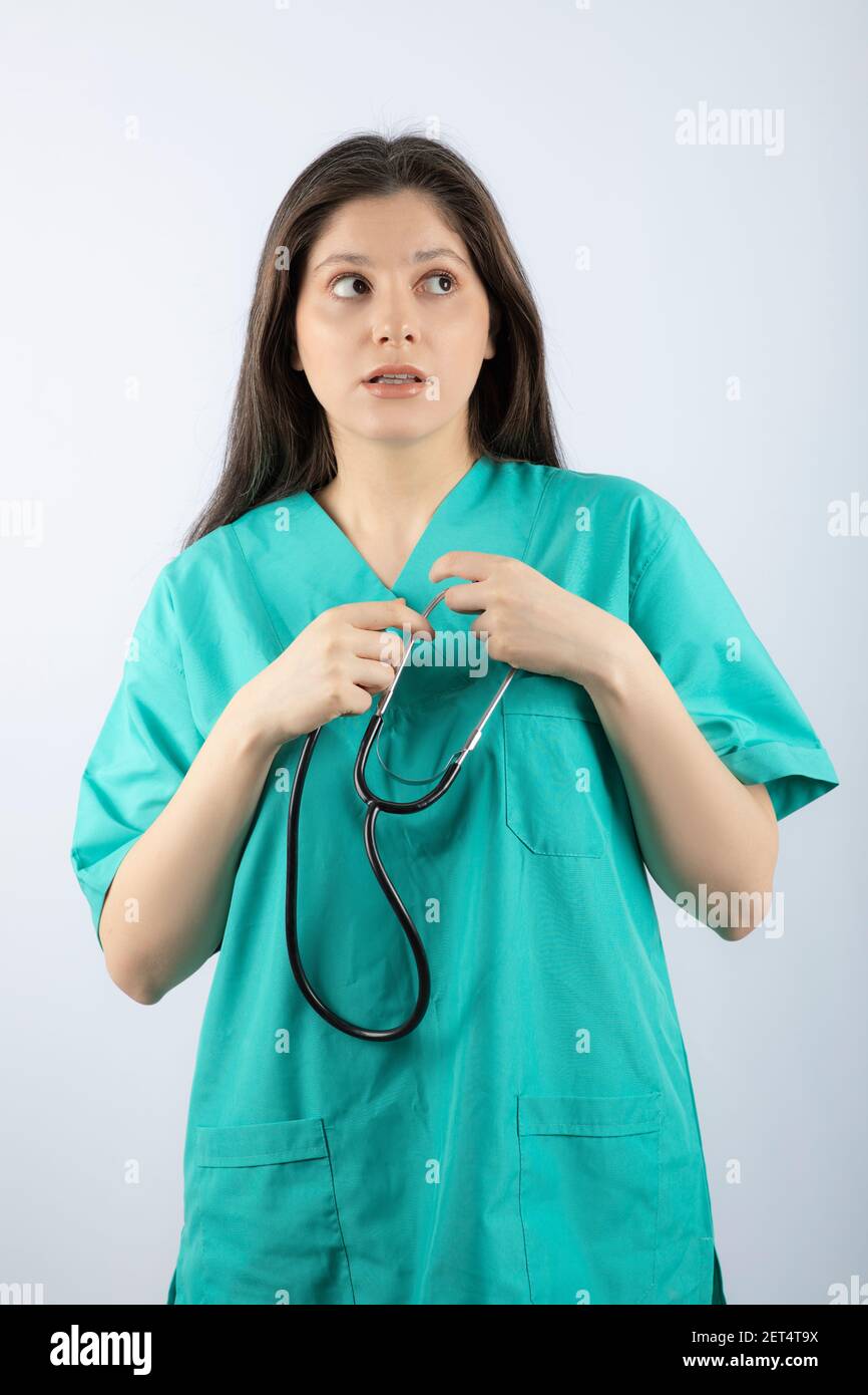 Ritratto di una giovane donna dottore con stetoscopio in uniforme. Foto Stock