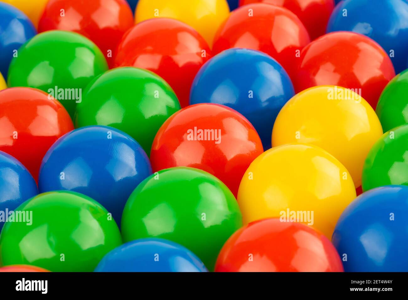 Molte palline colorate di plastica come sfondo. Foto Stock