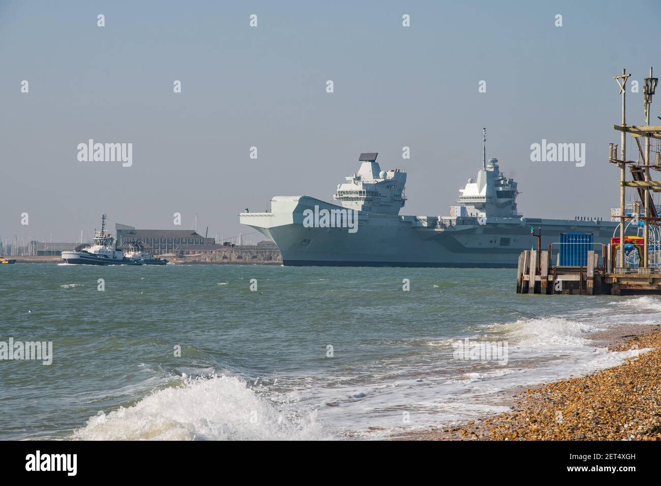 La Royal Navy Aircraft carrier HMS Queen Elizabeth (R08) ha visto partire Portsmouth, Regno Unito il 1/3/21 per le prove in mare post manutenzione. Foto Stock