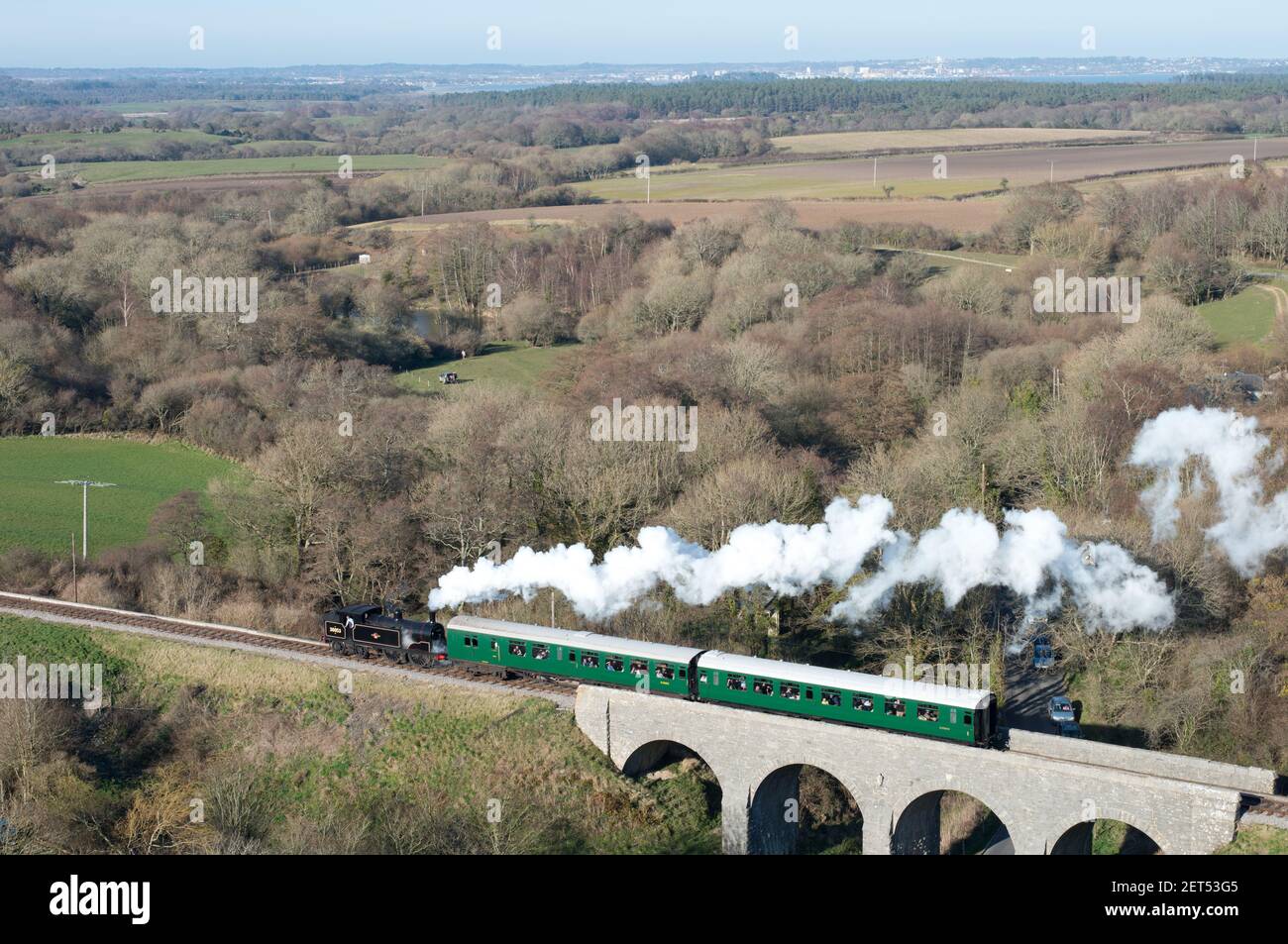 una locomotiva a vapore vintage tira un breve treno attraverso scenic Paesaggio sulla ferrovia Swanage Heritage nel Regno Unito Foto Stock