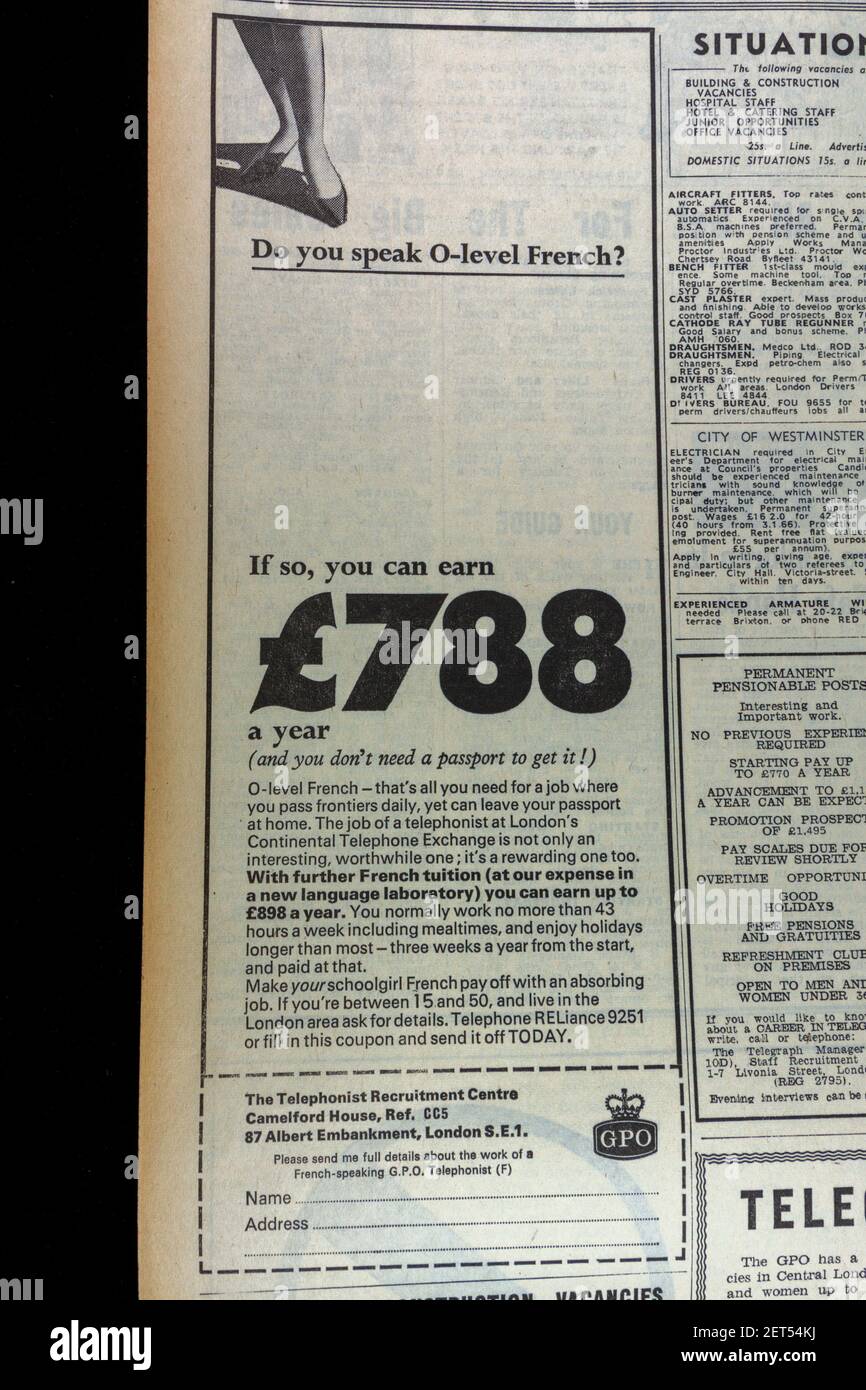 Annuncio per i telefonisti di lingua francese presso l'Ufficio postale Generale (GPO) nel quotidiano serale (venerdì 24 dicembre 1965), Londra, Regno Unito. Foto Stock