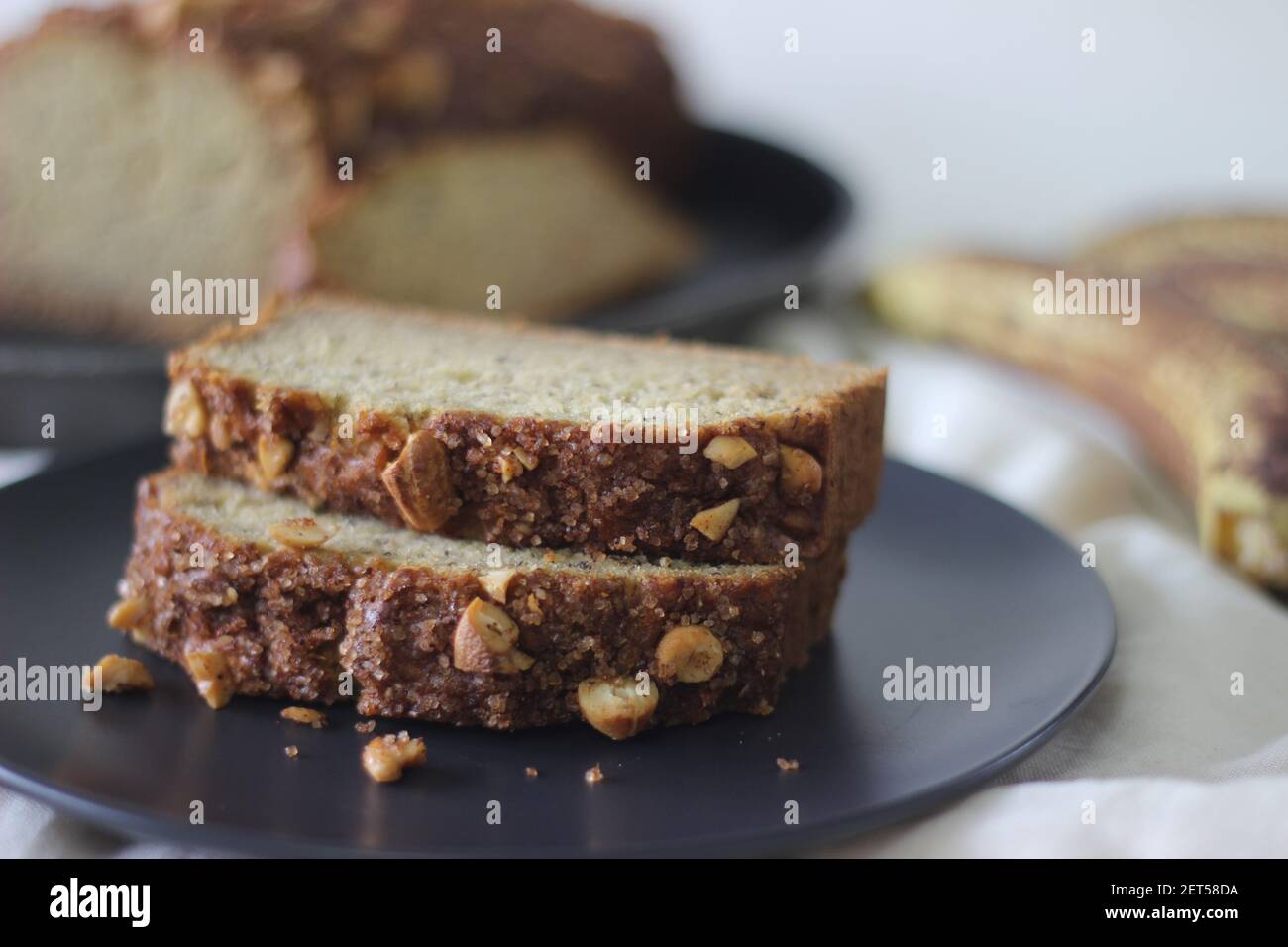 Pane di banana, un pane fatto di banane mature. È reso attraente spruzzando una miscela del burro, della cannella, dello zucchero di canna e delle noci sopra prima della cottura Foto Stock