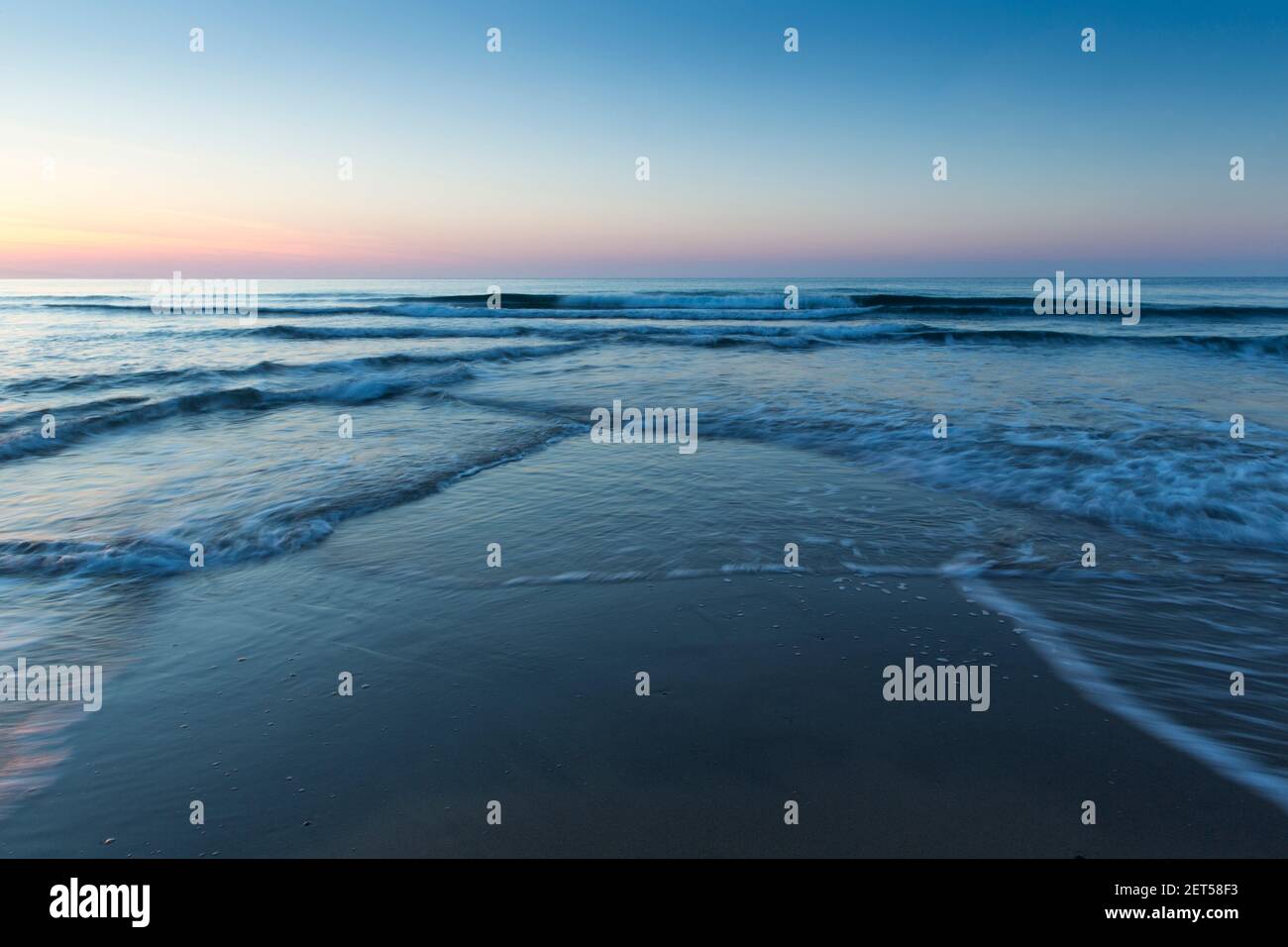 Italia,Sicilia,Cefalù, surf in spiaggia al tramonto Foto Stock