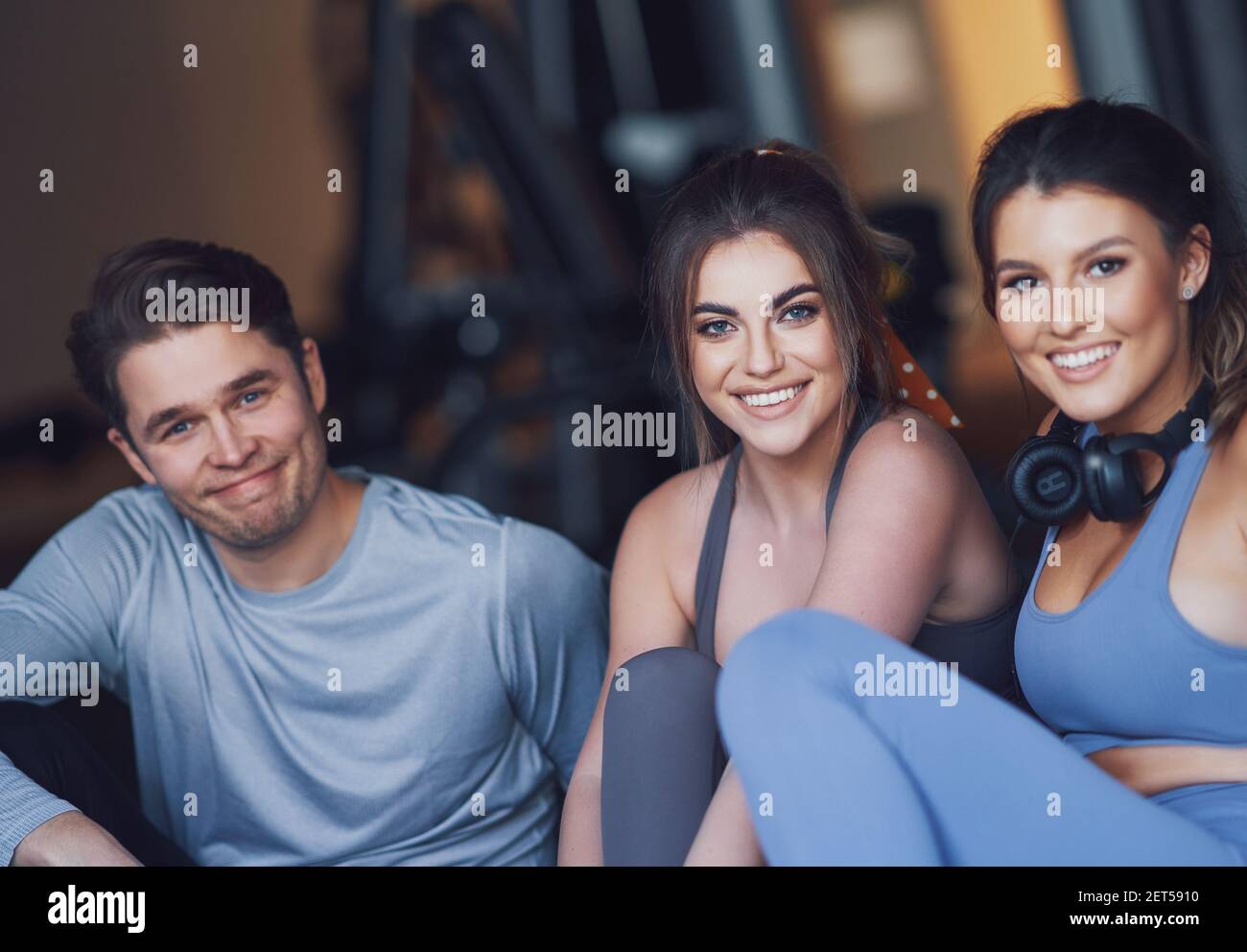Gruppo di persone che lavorano in una palestra Foto Stock Gruppo di persone che lavorano in una palestra Foto Stock