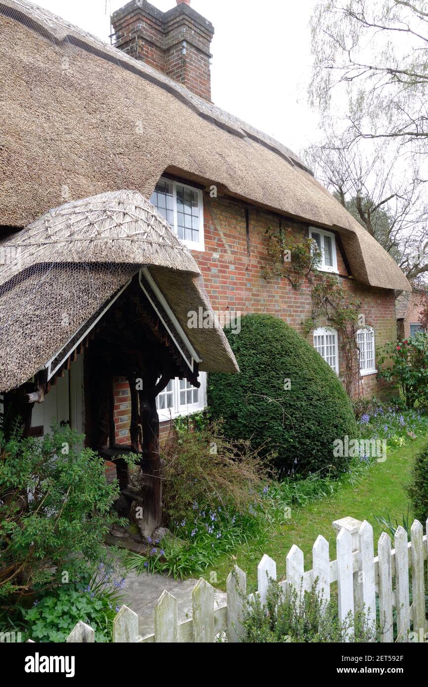 Un bel cottage in mattoni e tetto di paglia nel Dorset in Inghilterra meridionale Foto Stock