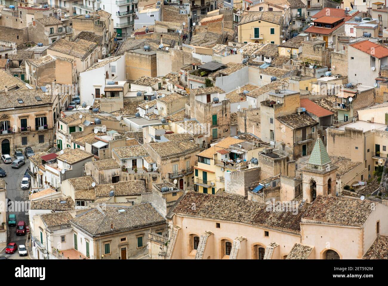 Italia, Sicilia, Chiaramonte Gulfi, vista dall'alto delle case. Il paese è anche chiamato balcone della Sicilia per la sua posizione panoramica, con vista sulla V Foto Stock