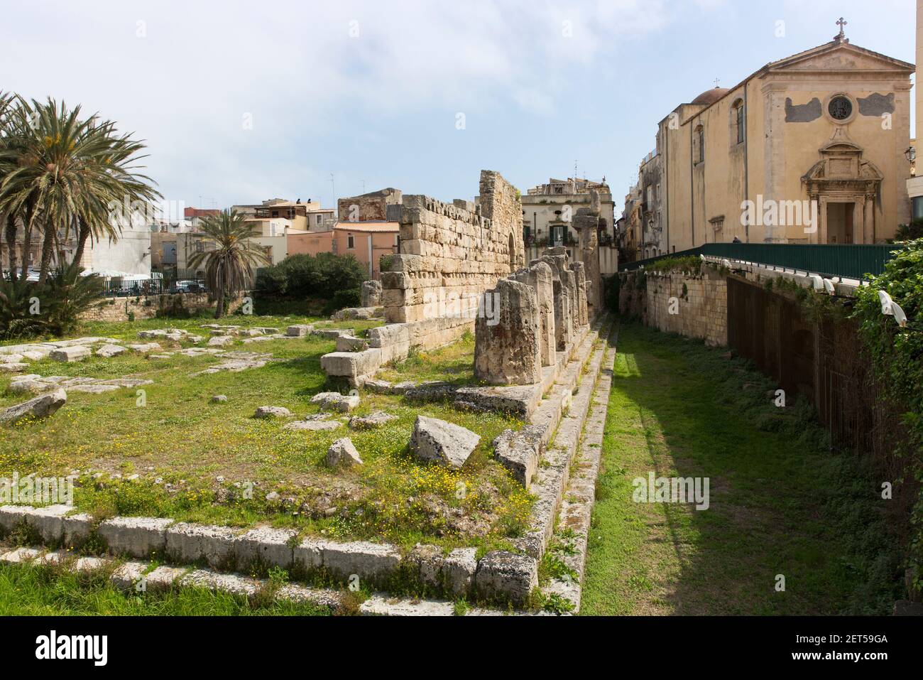 Italia, Sicilia, Ortigia, uno dei più importanti monumenti greci antichi di Ortigia, di fronte a Piazza Pancali, Foto Stock