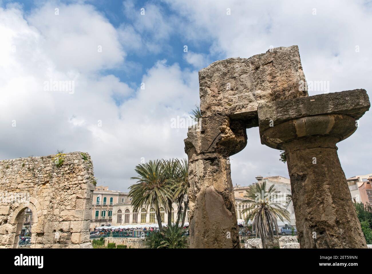 Italia, Sicilia, Ortigia, uno dei più importanti monumenti greci antichi di Ortigia, di fronte a Piazza Pancali, Foto Stock