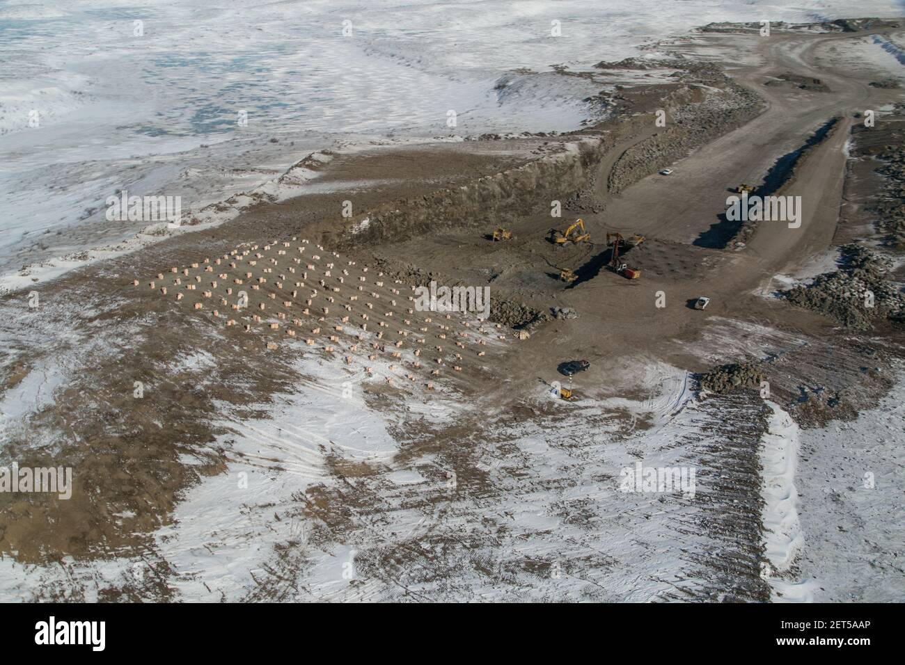 Vista aerea della fossa di ghiaia e degli esplosivi che si preparano per un'esplosione, l'autostrada Inuvik-Tuktoyaktuk, territori del Nord-Ovest, l'Artico del Canada. (Aprile 2014) Foto Stock