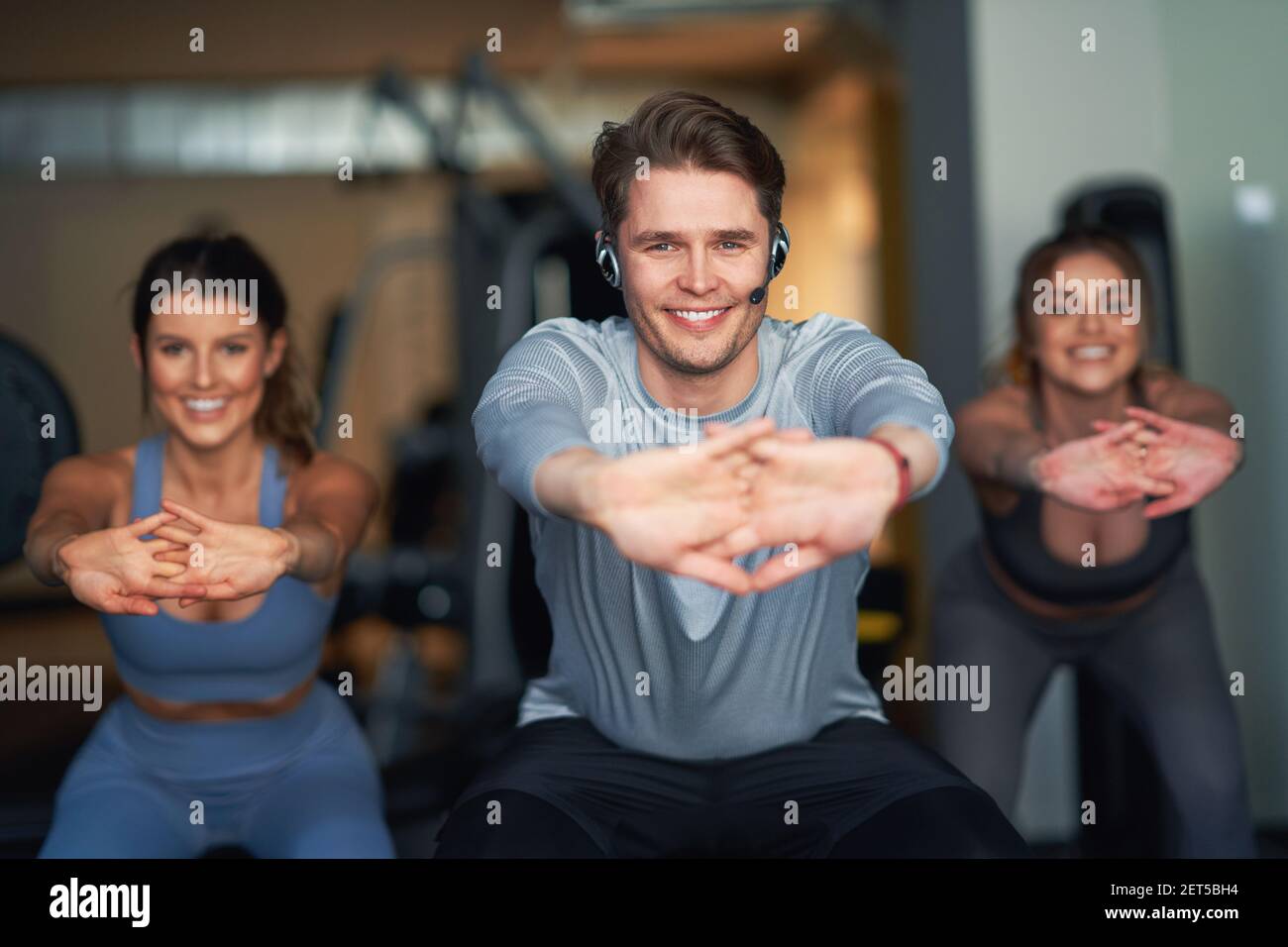 Gruppo di persone che lavorano in una palestra Foto Stock Gruppo di persone che lavorano in una palestra Foto Stock
