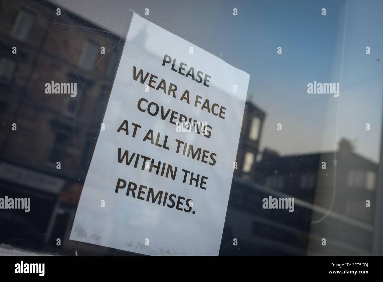 Glasgow, Regno Unito, il 1° marzo 2021. Cartelli su vetrine di negozi e aziende che dirigono le persone a mantenere i protocolli di sicurezza e ad indossare maschere. Più di 1.5 milioni di persone hanno ora ricevuto la prima vaccinazione con coronavirus del Covid-19 in Scozia. Photo credit: Jeremy Sutton-Hibbert/Alamy Live News. Foto Stock