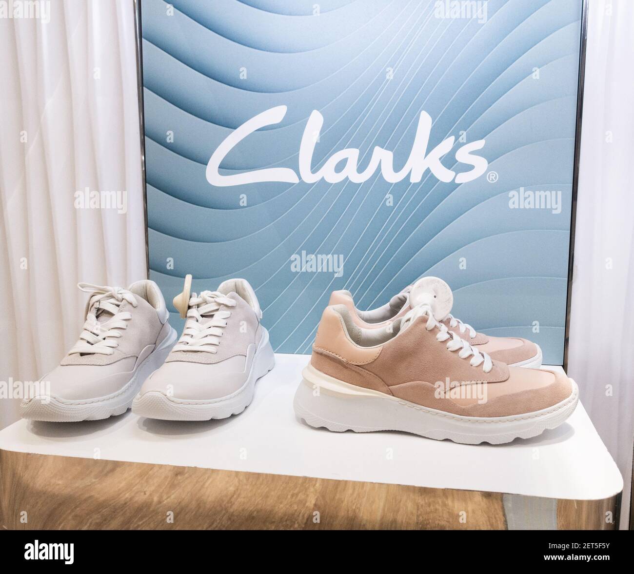 Negozio di scarpe Clarks. 2021 Foto Stock