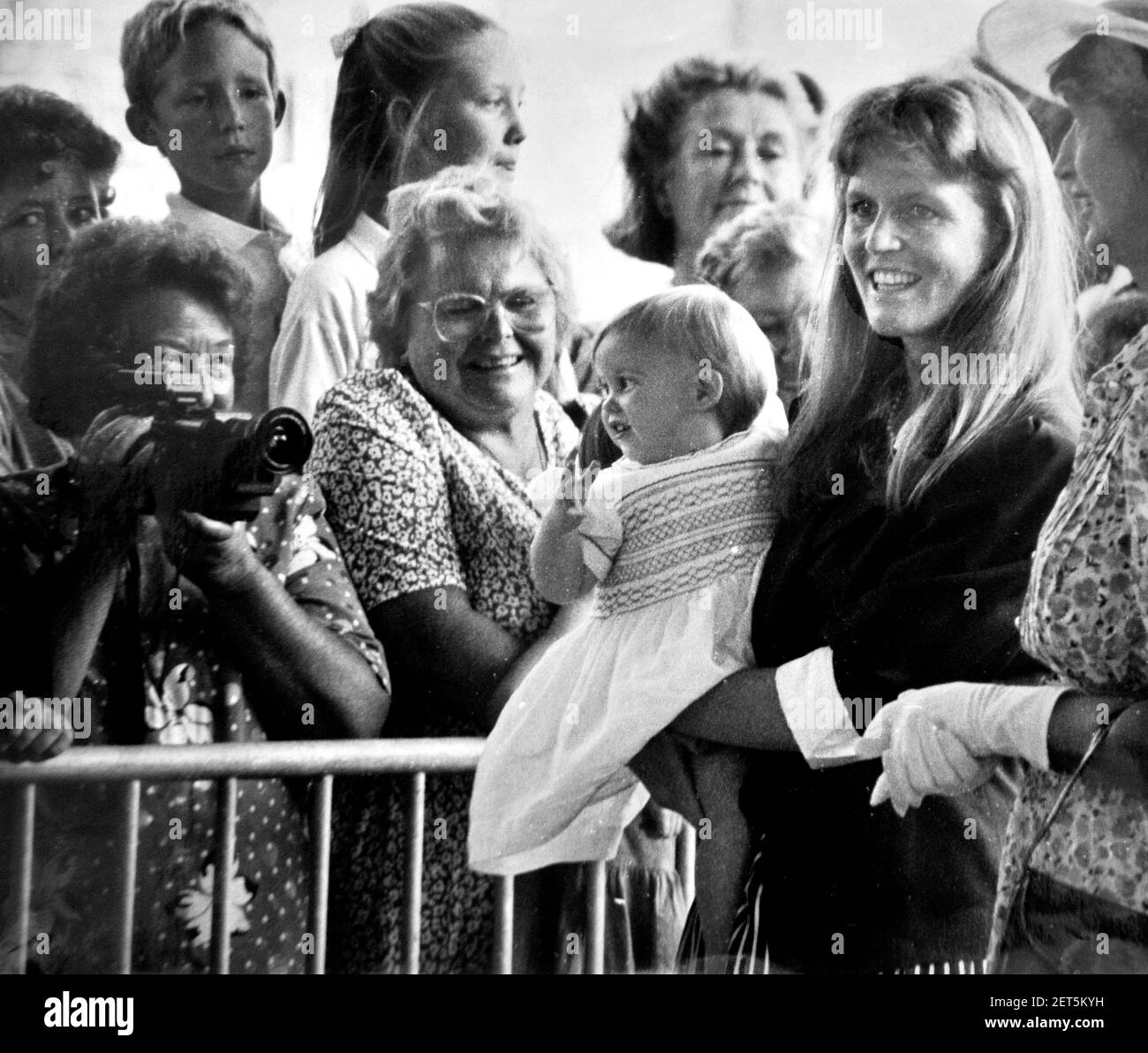 SARAH, LA DUCHESSA DI YORK E LA PRINCIPESSA BEATRICE ARRIVANO A PORTSMOUTH PER UNIRSI AL ROYAL YACHT 1989 Foto Stock