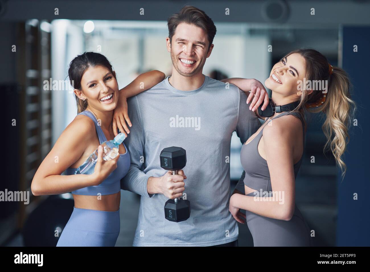 Gruppo di persone che lavorano in una palestra Foto Stock Gruppo di persone che lavorano in una palestra Foto Stock