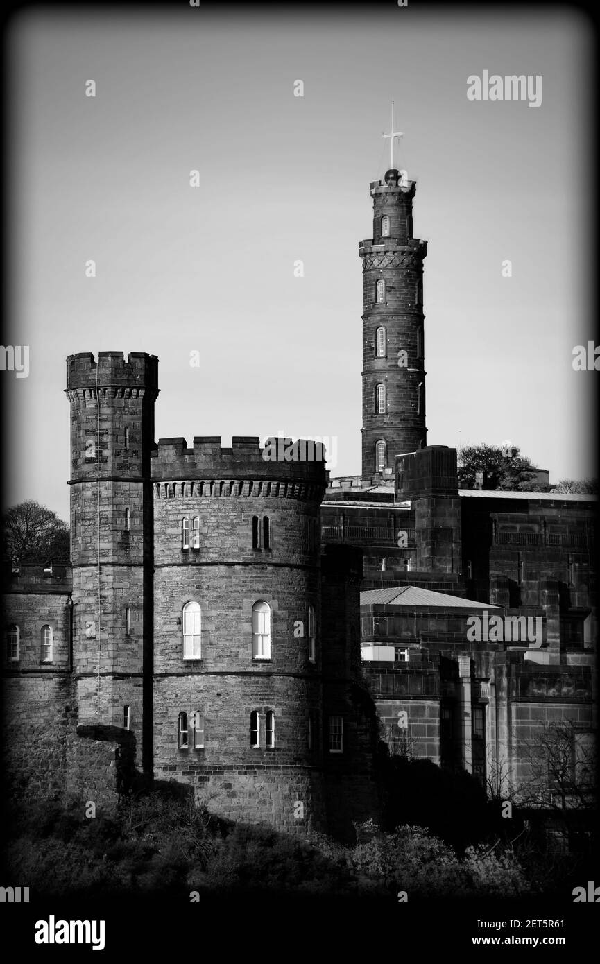 Calton Hill, Nelson's Monument e St. Andrew's House, la sede del governo scozzese. Edimburgo, Scozia Foto Stock