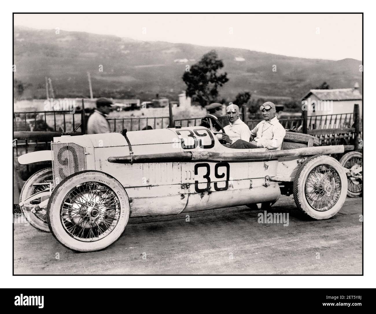 Vintage Mercedes n° 39 28/95 hp Rennversion 1922 questa vettura è stata la "ammiraglia" di DMG dal 1914 al 1924 e ha gettato le basi per l'alta reputazione delle grandi vetture sportive Mercedes-Benz. Nei primi anni '20, il suo motore è stato utilizzato come banco di prova per il sovralimentatore con cui ha vinto la categoria di auto di produzione oltre 4.5 l nella Targa Florio 1922, Pilotato da Max Sailer che aveva già vinto la categoria di auto di produzione con la naturale aspirata auto da 28/95 hp nell'evento 1921. Foto Stock