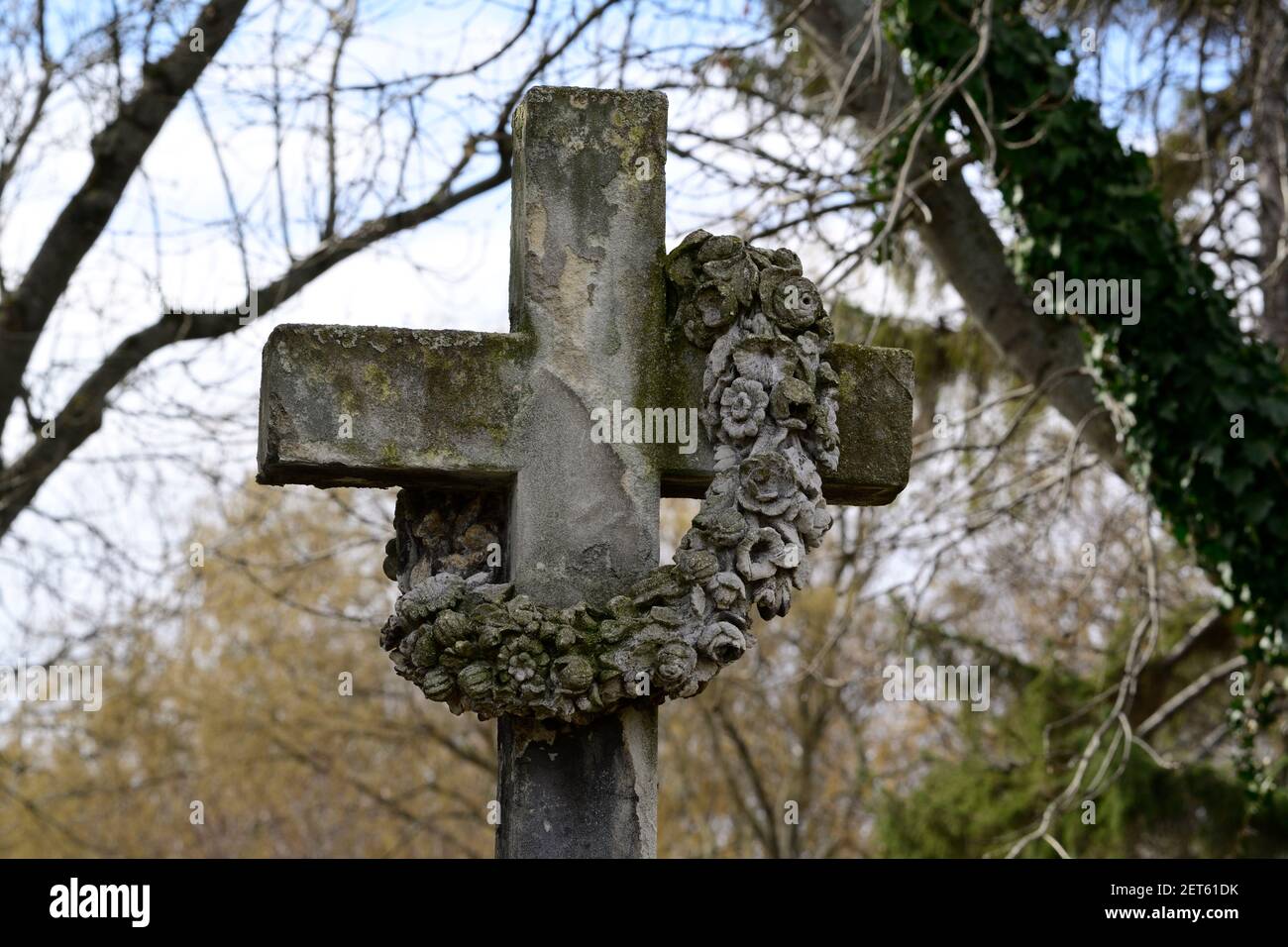 Vienna, Austria. Il cimitero centrale di Vienna. Vecchia croce di pietra con una corona di fiori di pietra. Foto Stock