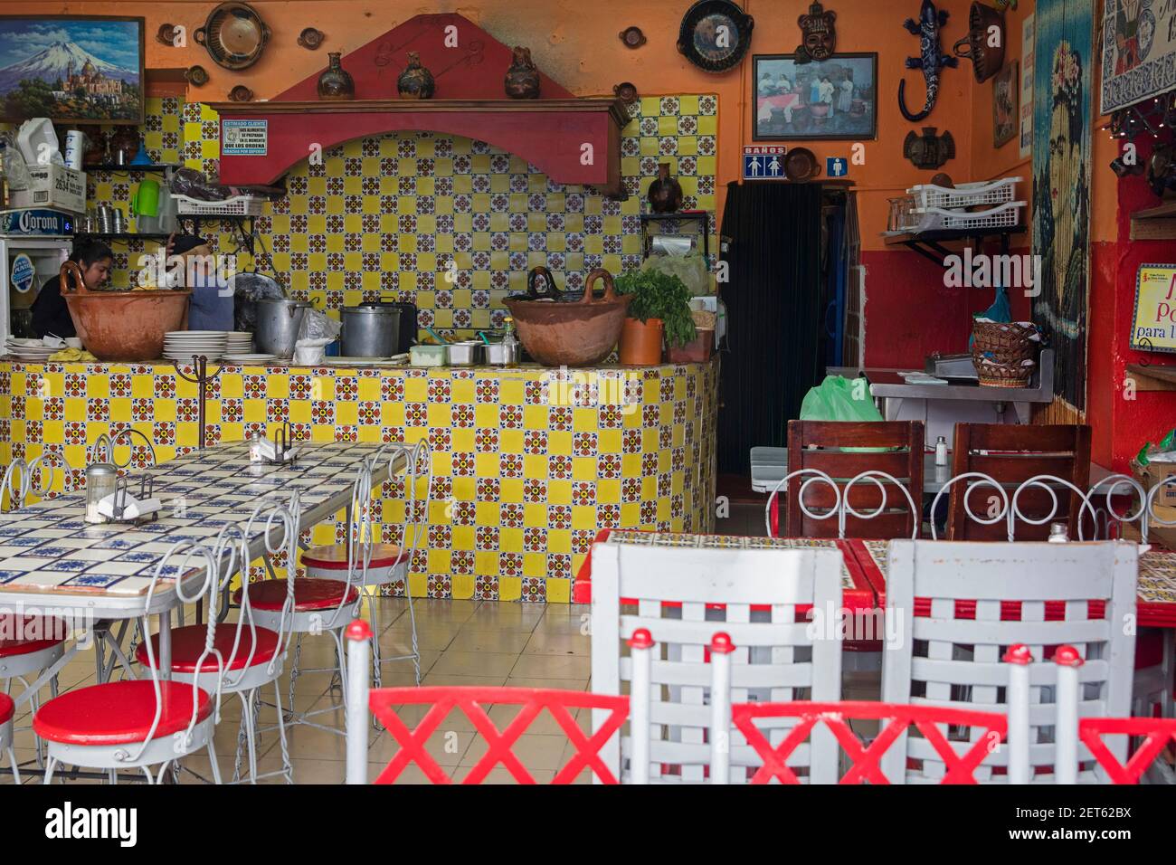 Interni di un ristorante tradizionale decorato con piastrelle messicane nella città di Puebla, Messico Foto Stock
