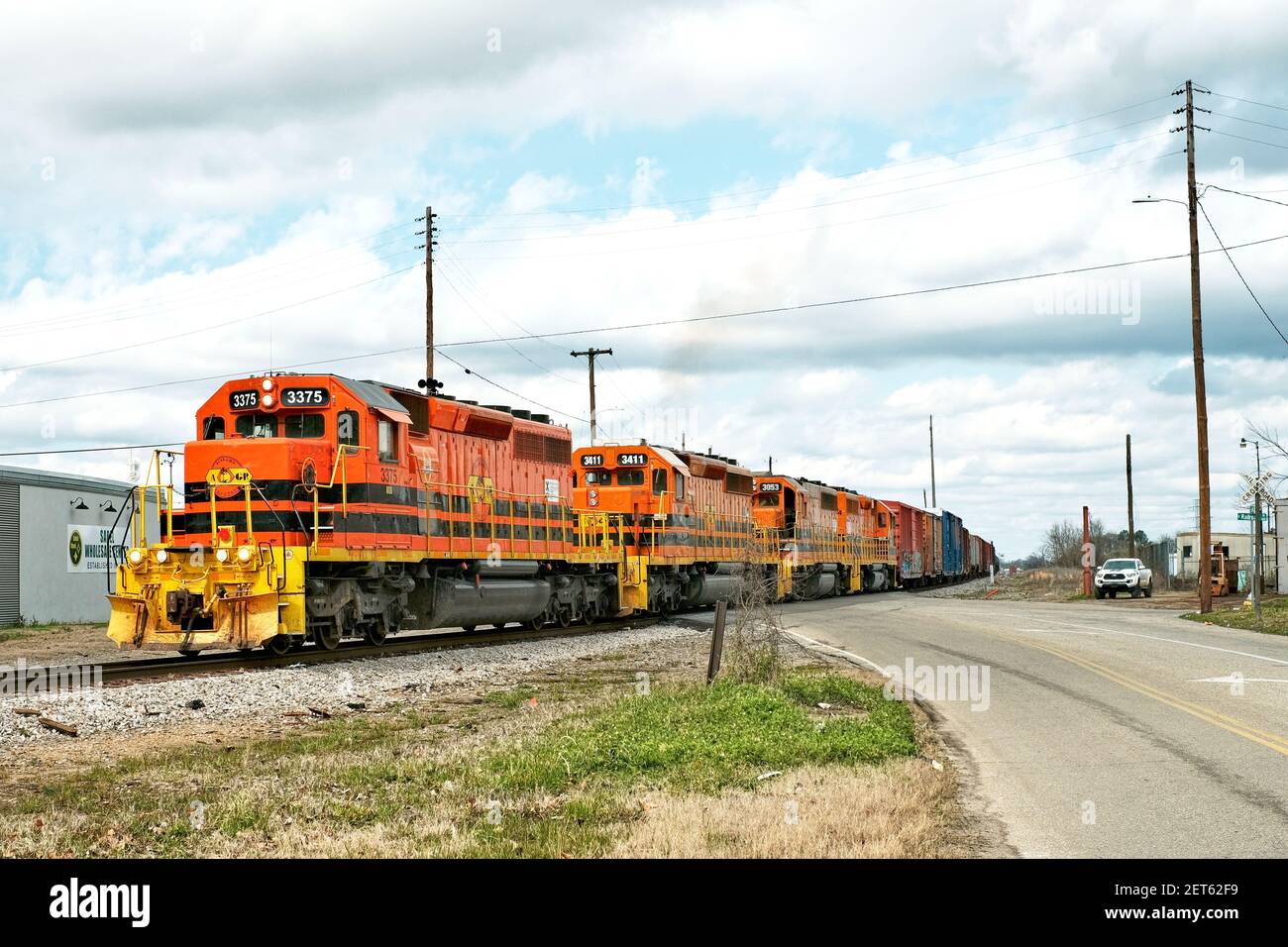 Alabama e Gulf Coast Railway, o AGR, locomotiva, un motore diesel SD40-2 che dirige un treno merci in Montgomery Alabama, Stati Uniti. Foto Stock