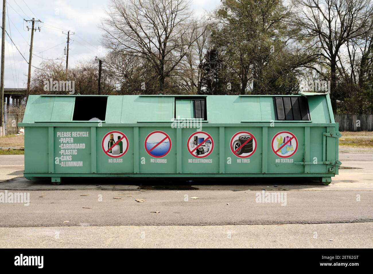 Grande cestino per riciclare plastica, carta e cartone a Montgomery Alabama, USA. Foto Stock