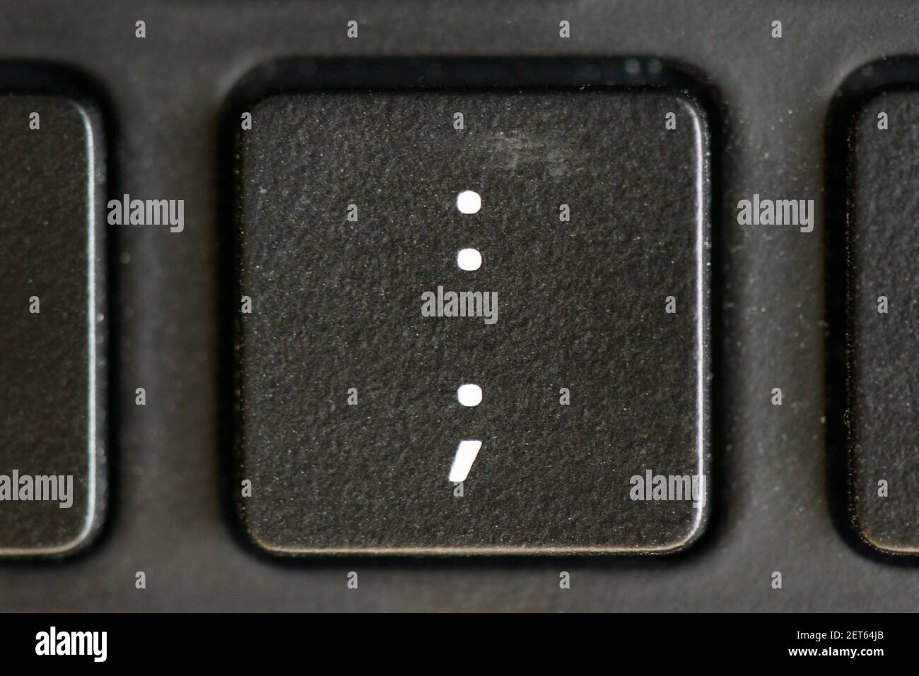 Due punti e punto e virgola sulla tastiera di un computer portatile Foto Stock