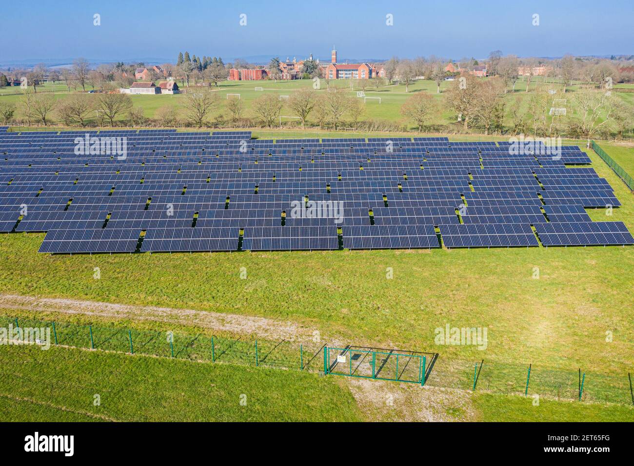 Vista aerea della fattoria solare con grandi pannelli solari in un array, West Sussex, Inghilterra Foto Stock