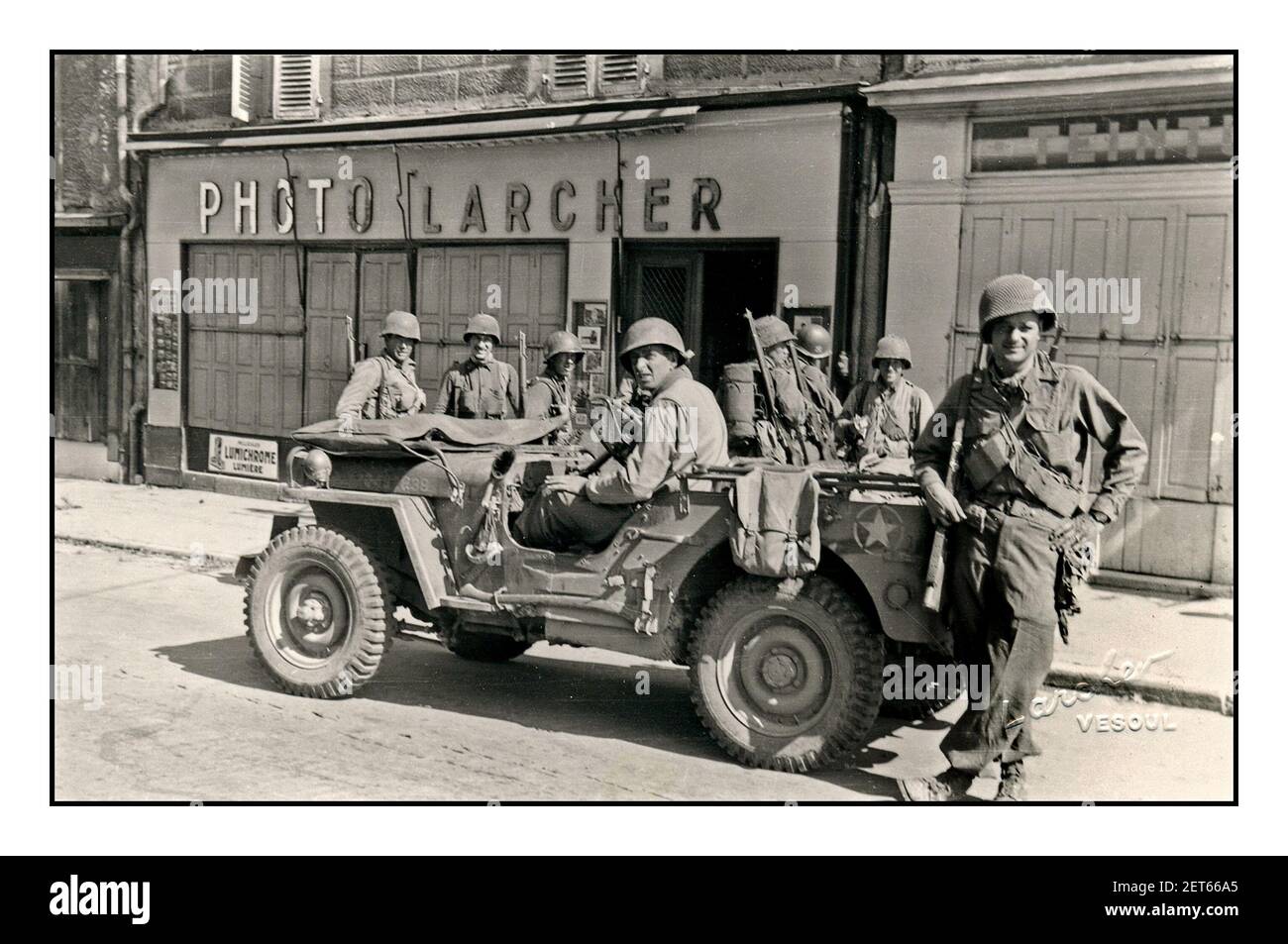 1945 D-Day l'avanzata degli Alleati Americani dopo il D-Day in Normandia, la liberazione della Francia e la rinuncia all'occupazione della Germania nazista. Le truppe americane hanno ritratto con la loro jeep nella Francia rurale del Nord dopo D-Day Foto Stock