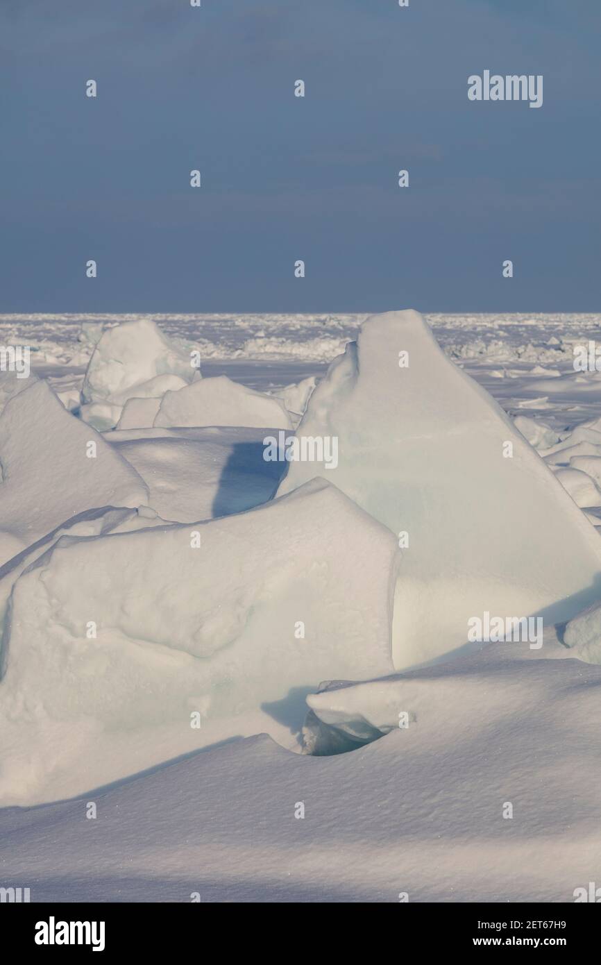 Ice build-up, stretto di Mackinac, tra il lago Michigan e il lago Huron, Michigan, USA, febbraio, di James D Coppinger/Dembinsky Photo Assoc Foto Stock