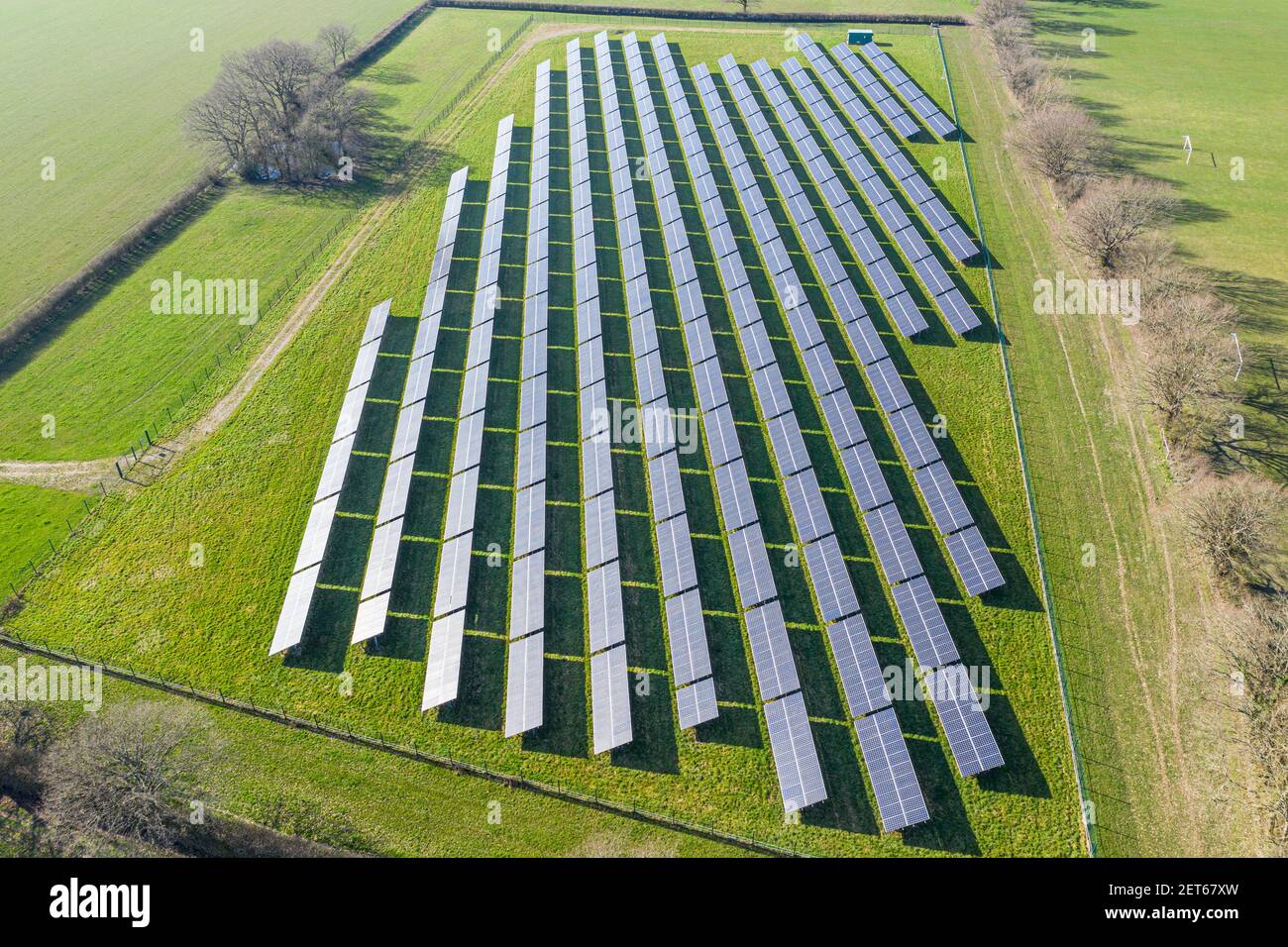 Vista aerea della fattoria solare con grandi pannelli solari in un array, West Sussex, Inghilterra Foto Stock