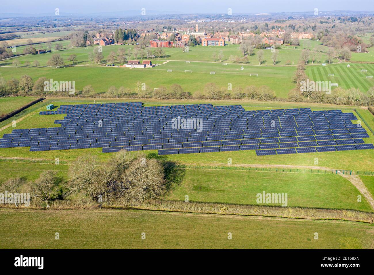 Vista aerea della fattoria solare con grandi pannelli solari in un array, West Sussex, Inghilterra Foto Stock